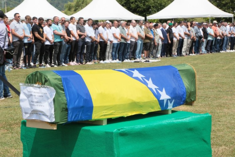 Klanjana dženaza za dvije žrtve iz Prijedora i doline Sane: Ubili su mi sve najdraže koje sam imao