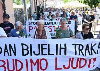 Dan bijelih traka u Prijedoru: Sjećanje na 3.176 žrtava i borba za spomenik ubijenoj djeci