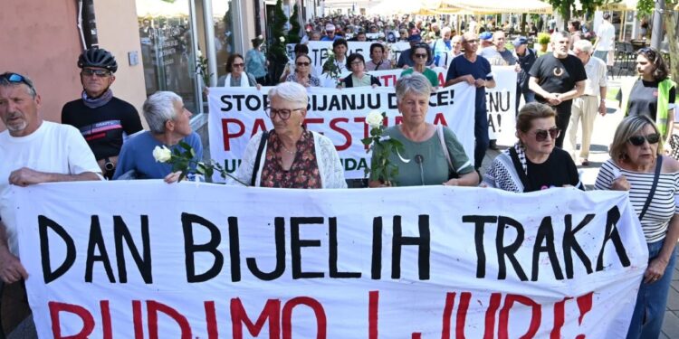 Dan bijelih traka u Prijedoru: Sjećanje na 3.176 žrtava i borba za spomenik ubijenoj djeci