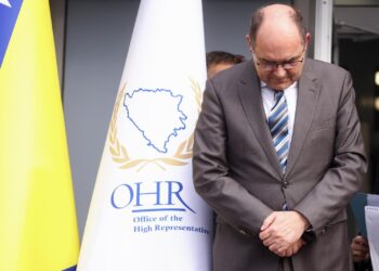 Evropa čeka, Schmidt požuruje – a Ustav neka stoji sa strane