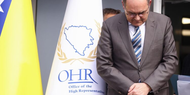 Evropa čeka, Schmidt požuruje – a Ustav neka stoji sa strane