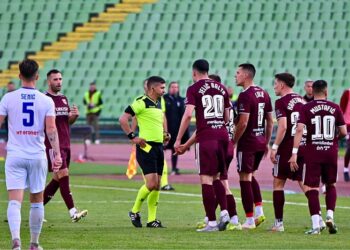 Velikodušni domaćini, Široki nosi tri boda