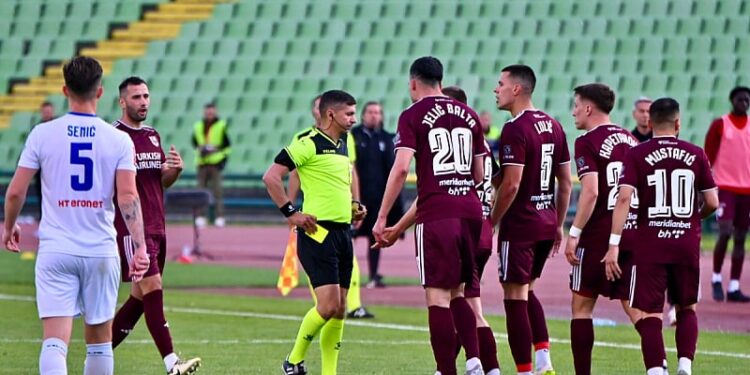 Velikodušni domaćini, Široki nosi tri boda