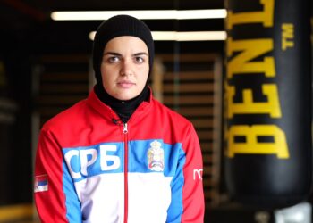 Na grudima zastava Srbije, na glavi hidžab: Elma Hajrović – šampionka u ringu i životu