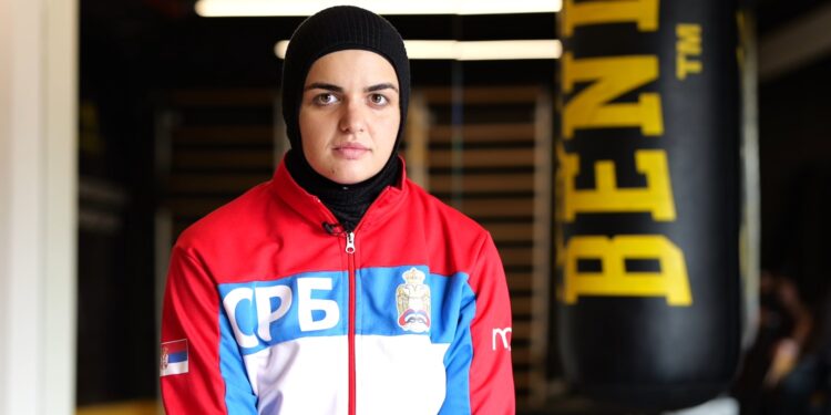 Na grudima zastava Srbije, na glavi hidžab: Elma Hajrović – šampionka u ringu i životu