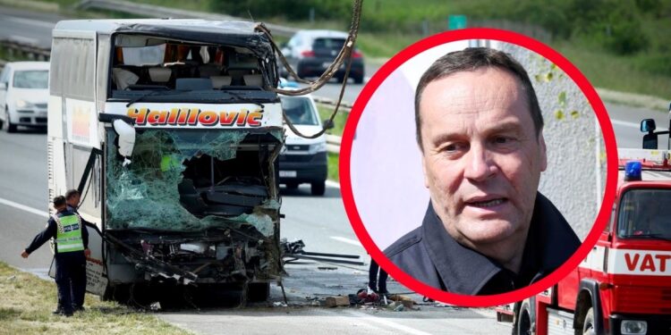 Šef vatrogasaca iz Siska: Auto udario srnu, vozač izašao iz vozila, a onda naišao autobus