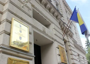 Istražitelji MUP-a KS izuzimaju dokumentaciju iz Ministarstva finansija KS