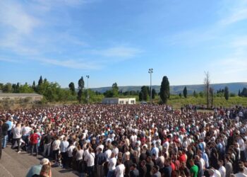 More tuge u Mostaru: Na hiljade ljudi na dženazi troje mladih stradalih kod Počitelja