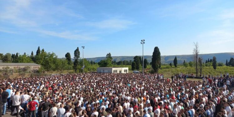 More tuge u Mostaru: Na hiljade ljudi na dženazi troje mladih stradalih kod Počitelja