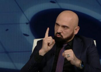 Ramo Isak “uhapsio” zmiju u Parlamentu