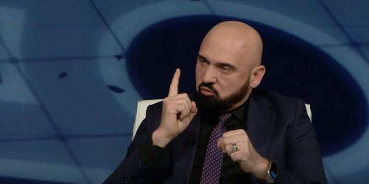 Ramo Isak “uhapsio” zmiju u Parlamentu