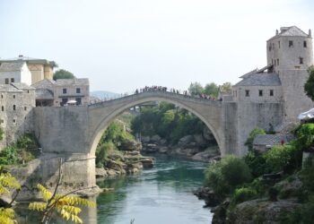 Dvadeset i jedna godina od obnove Starog mosta: Simbol nade i pomirenja srušen granatama HVO-a