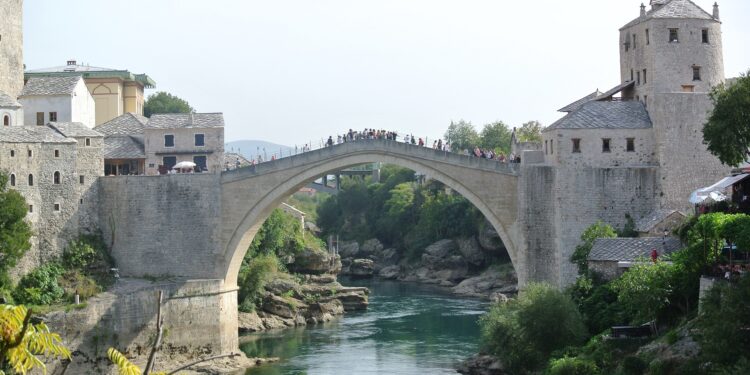 Dvadeset i jedna godina od obnove Starog mosta: Simbol nade i pomirenja srušen granatama HVO-a