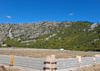 Zidali sebi mezarje jer niko drugi neće: U Stocu ni smrt nema jednakost, a EUFOR budno prati lopate