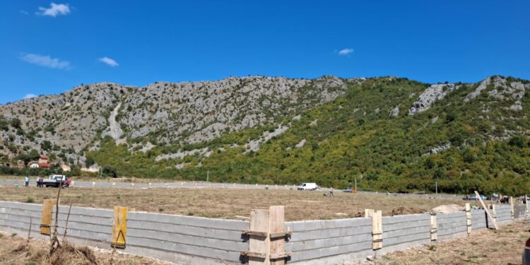 Zidali sebi mezarje jer niko drugi neće: U Stocu ni smrt nema jednakost, a EUFOR budno prati lopate