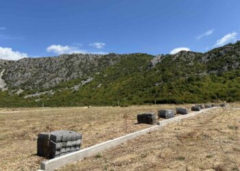 Zidali sebi mezarje jer niko drugi neće: U Stocu ni smrt nema jednakost, a EUFOR budno prati lopate