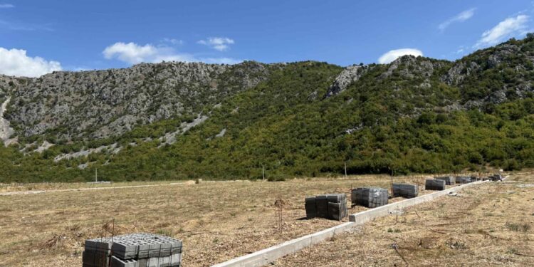 Zidali sebi mezarje jer niko drugi neće: U Stocu ni smrt nema jednakost, a EUFOR budno prati lopate