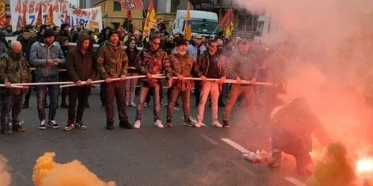 Italijanski radnici blokirali saudijski brod pun oružja za Izrael (VIDEO)