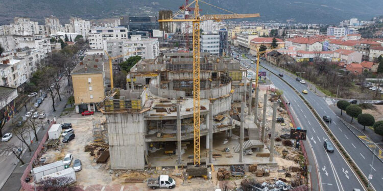 Vlada FBiH na čelu sa Nerminom Nikšićem uplatila 1,2 miliona KM za spornu gradnju Kazališta u Mostaru