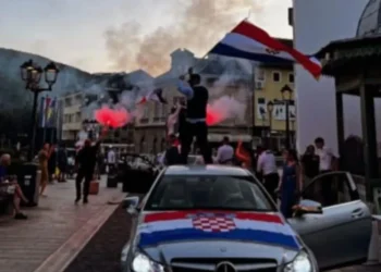 Incident u Jajcu: Svadbena kolona provocirala hrvatskim zastavama ispred džamije, policija reagovala