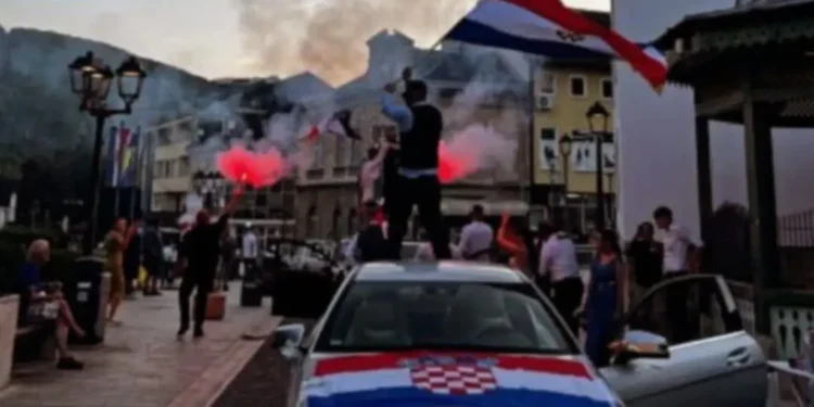 Incident u Jajcu: Svadbena kolona provocirala hrvatskim zastavama ispred džamije, policija reagovala