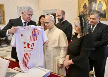 Delegacija HDZ-a posjetila Papu: Čović mu poklonio dres Zrinjskog