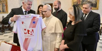 Delegacija HDZ-a posjetila Papu: Čović mu poklonio dres Zrinjskog