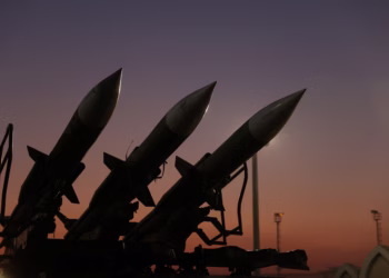 Žestoka osveta za ubistvo Larijanija: Iranske rakete prekrile nebo iznad izraela, teški udari na Tel Aviv