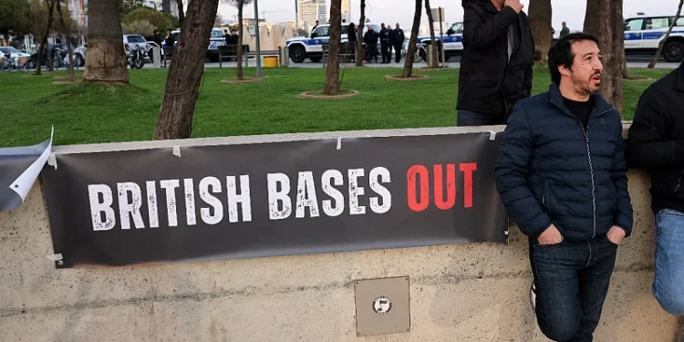Masovni protesti na Kipru: Uslijed napada Iranskih dronova, traži se hitno zatvaranje britanskih vojnih baza