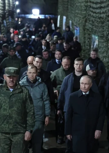 Dan nakon jezivog upozorenja NATO-u: Putin na Uralu okupio hiljade vojnika i pokazao oružje koje mijenja pravila igre